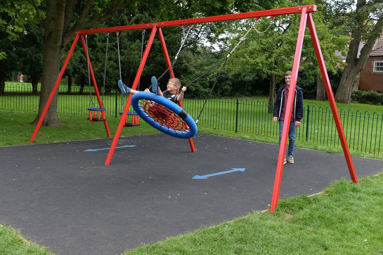 Sturdy Inclusive Basket Swing with mixed seats – Streetscape